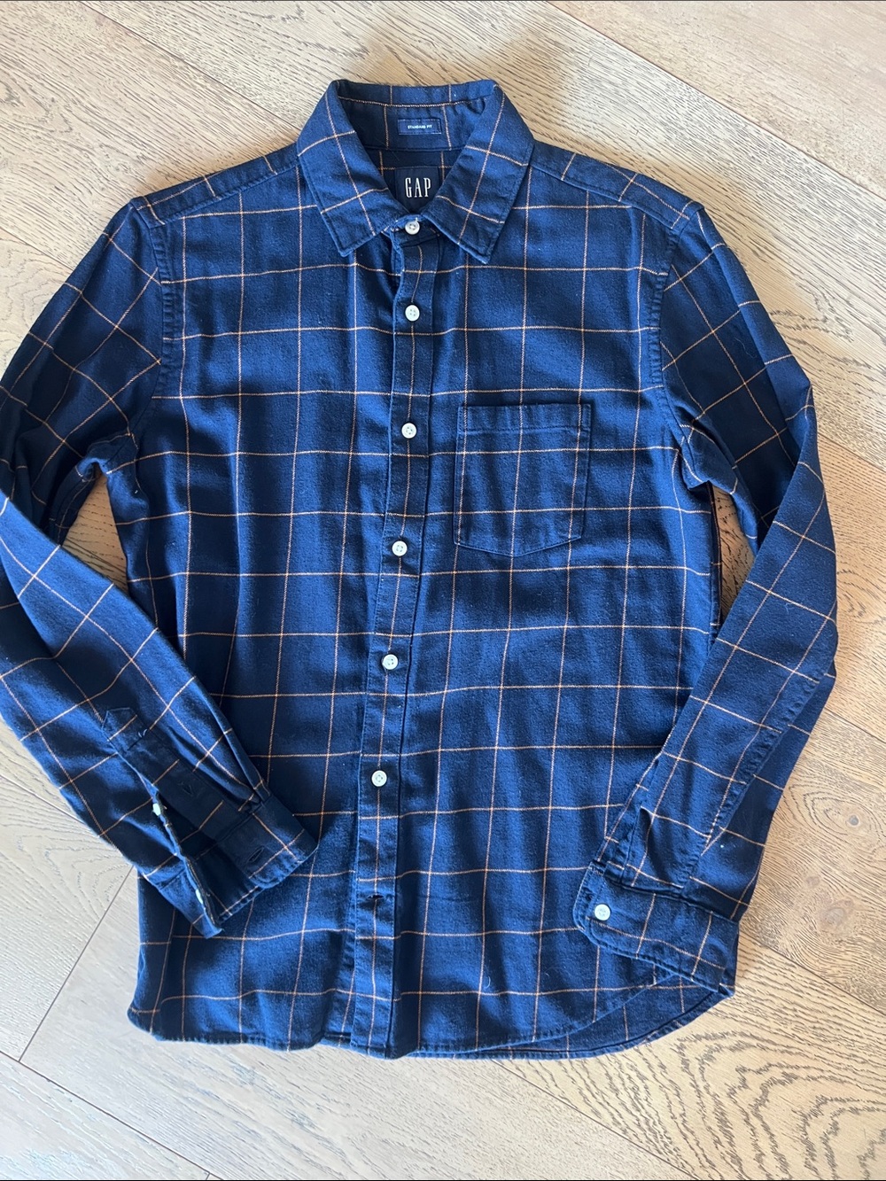 GAP Men's Navy Blue Windowpane Plaid Button-Down Shirt. Size small. NWOT